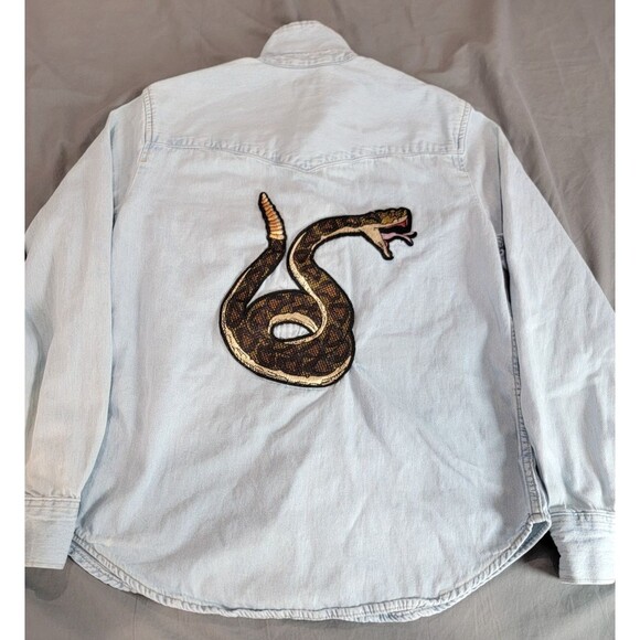 Levi’s Women’s M Light Wash Denim Western Snap Shirt Snake Patch Back - Picture 6 of 15